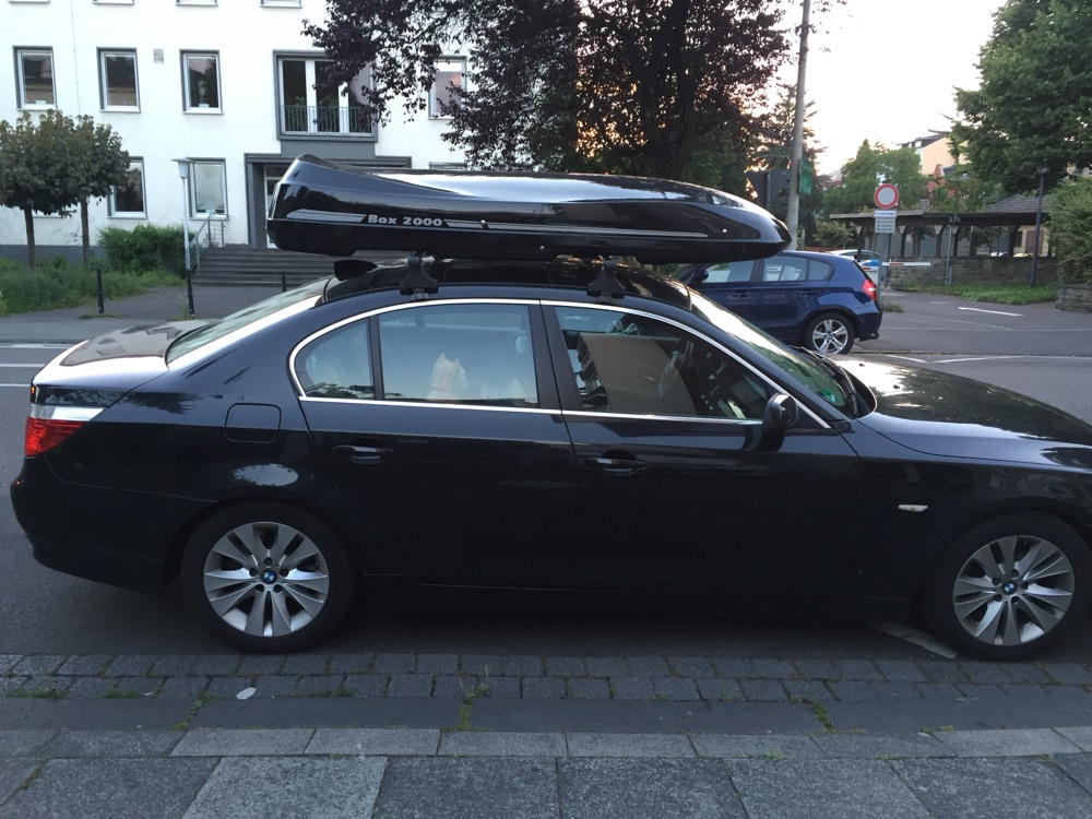 Passt sogar in die Dachbox: verpackte Hüpfburg auf dem Weg zur Party