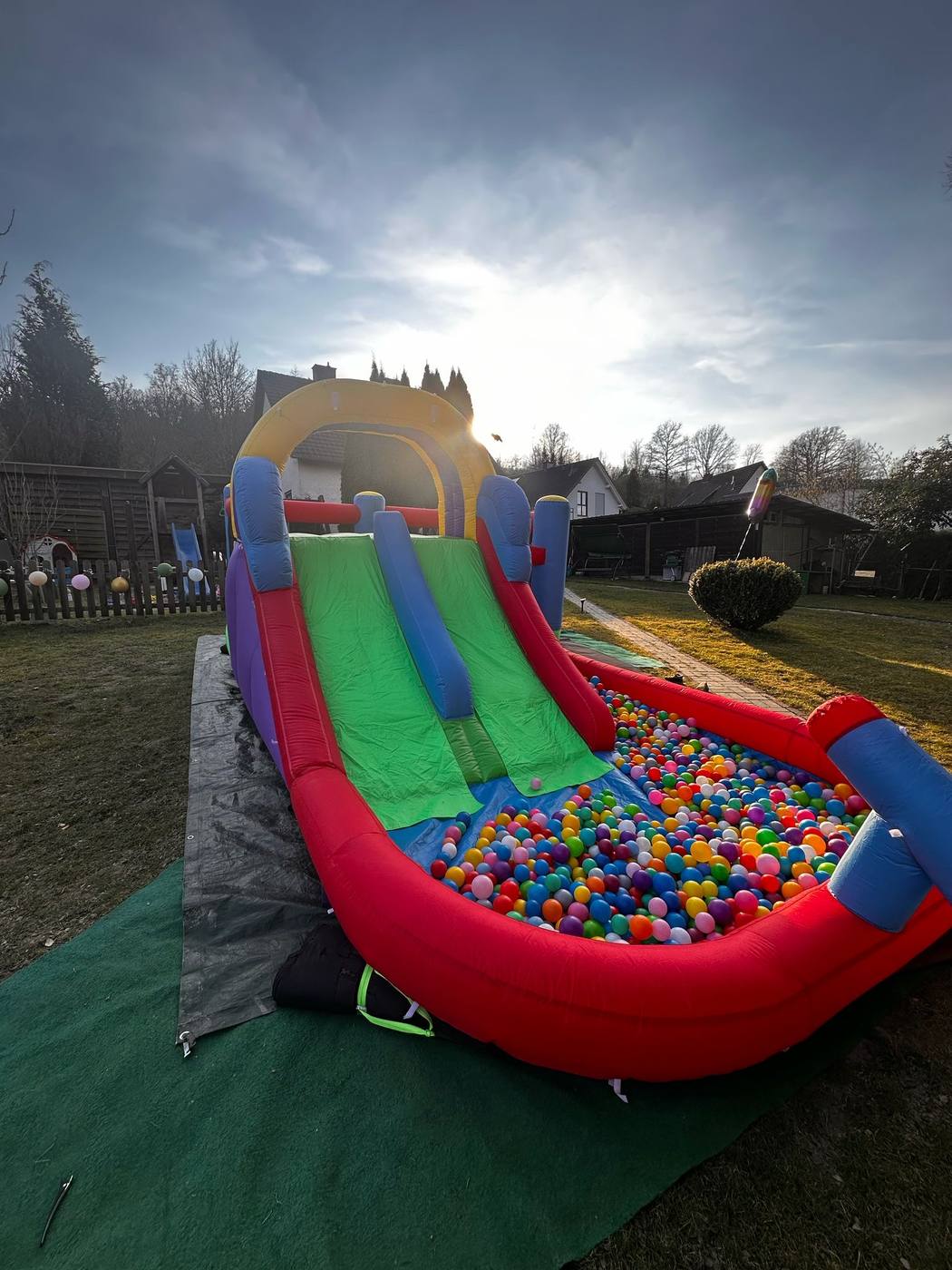 Kinder rutschen auf der Wipeout-Wasserrutsche